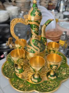 סט קנקן וכוסות אירוח יוקרתי בעיטור זהב – 6 חלקים